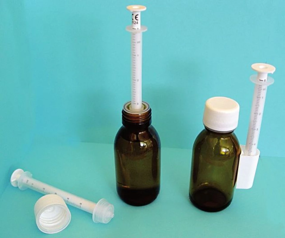 Dávkovací pipetka s vložkou a uzávěrem, pipetka v lékovce s léčivým přípravkem, pipetka v držáku na uzavřené lékovce.