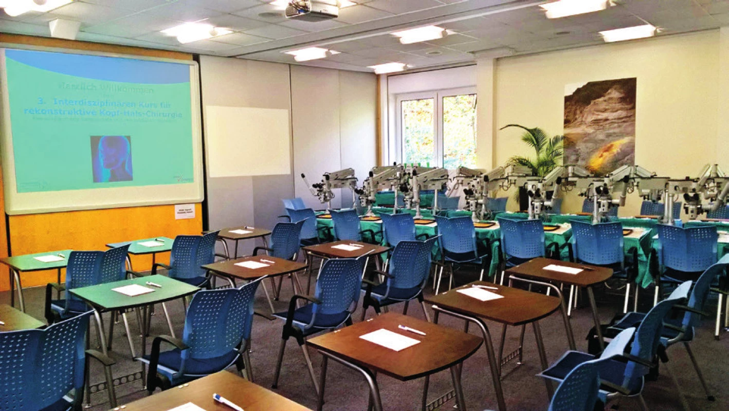 Preparační kurz – přednášková místnost, stanoviště
s mikroskopy k nácviku šití cév pod mikroskopem. Jako preparáty
byla užita vepřová srdce.